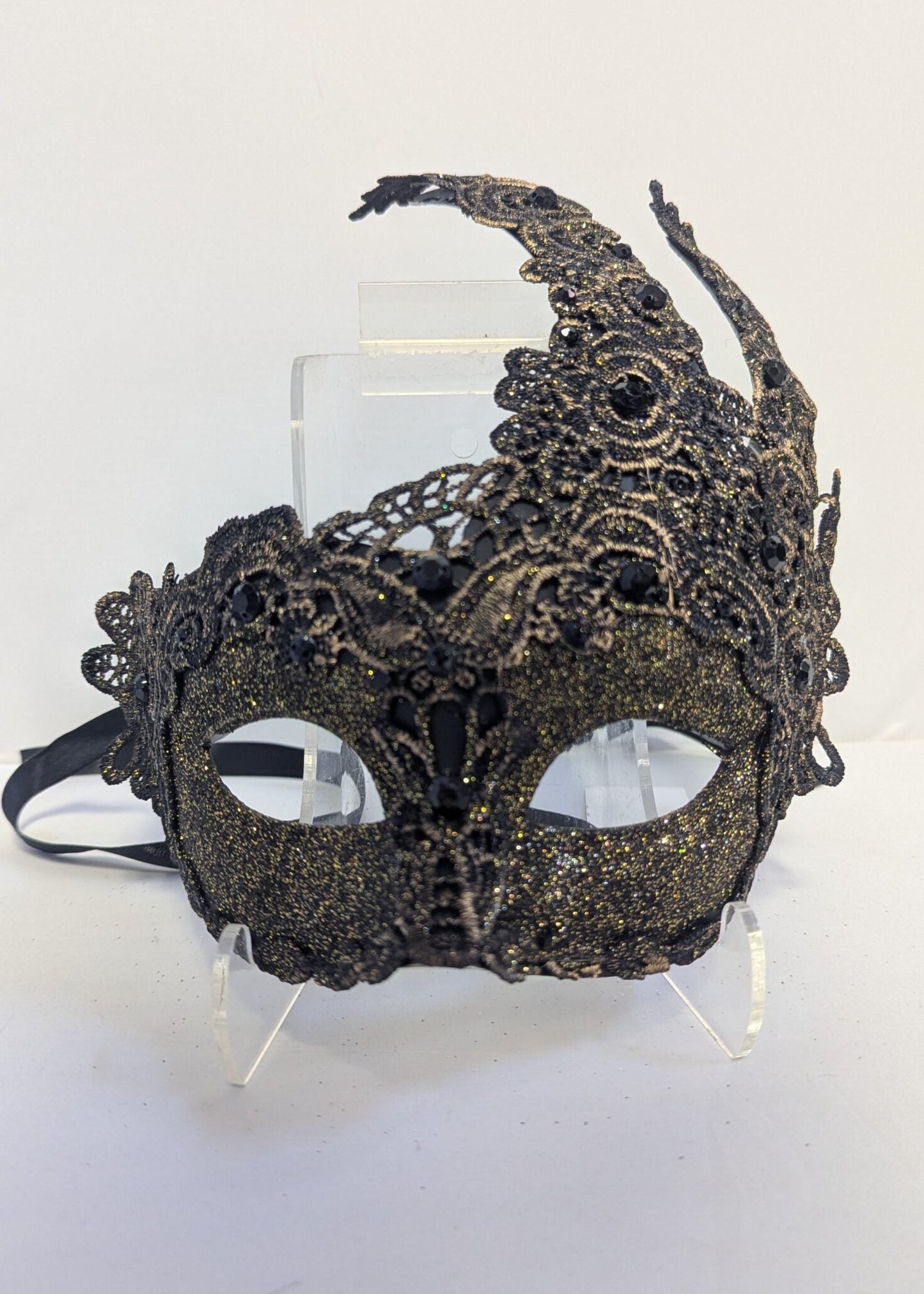 Black and gold swan image 0