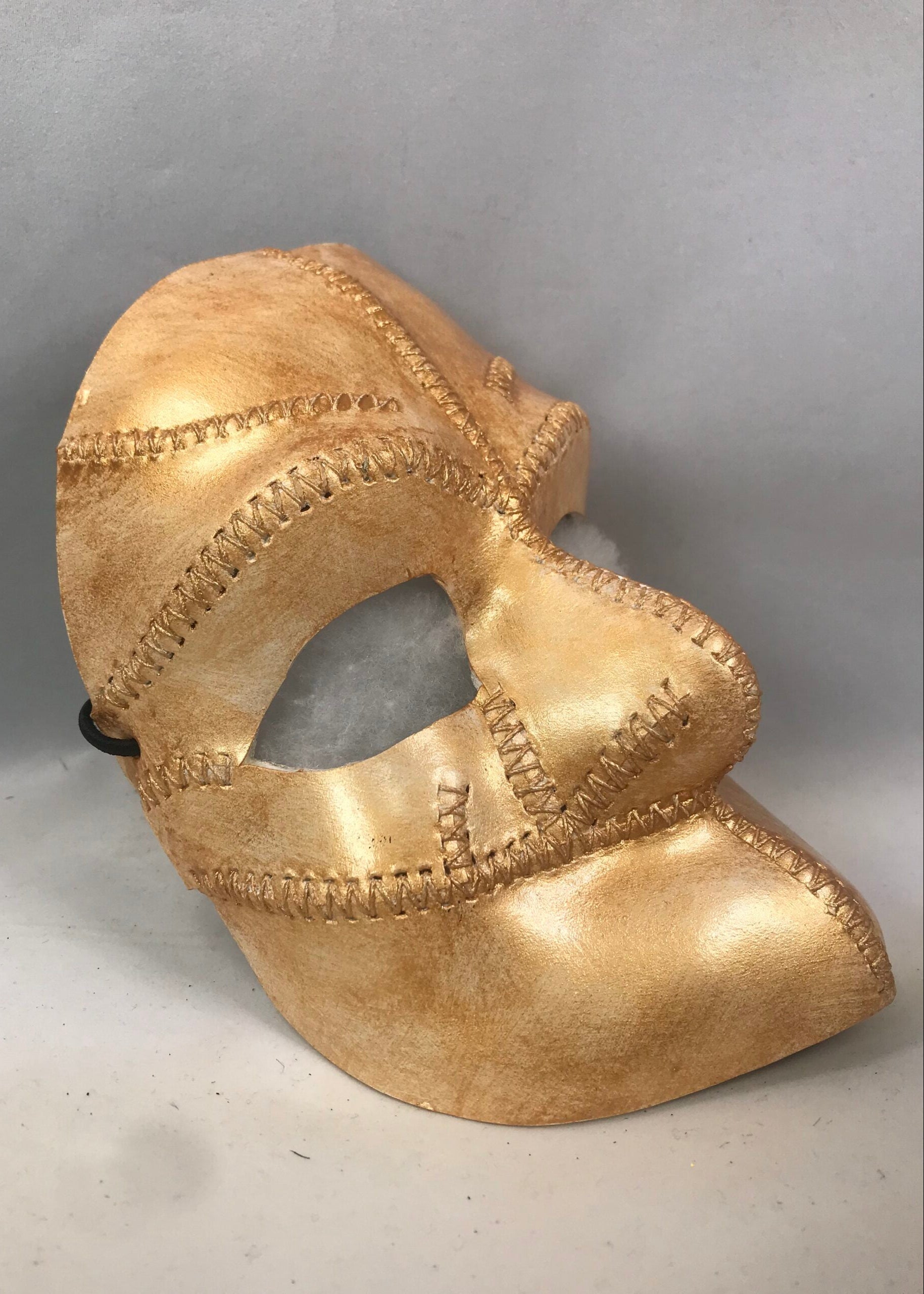 Gold Bauta image 2